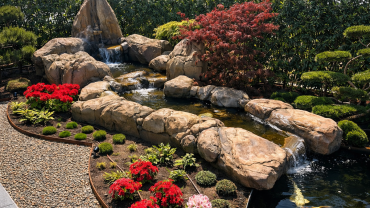 Gerealiseerd sculpturaal waterlandschap met waterval, geïntegreerd in een daktuin.